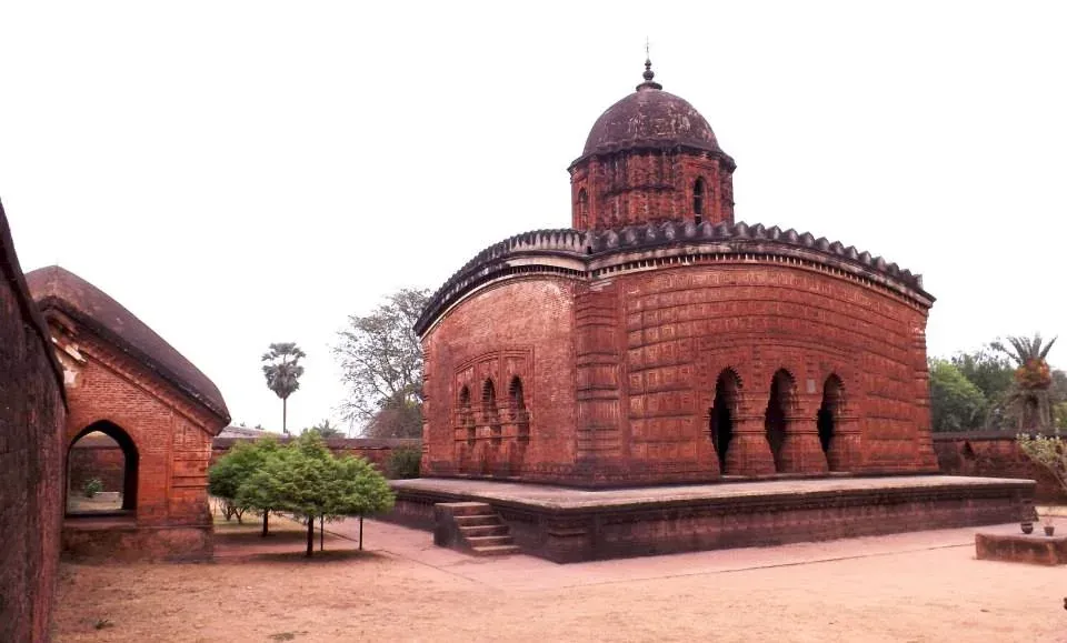 एक मंदिर, जिसकी दीवारों पर उकेरे गए दृश्य हैं