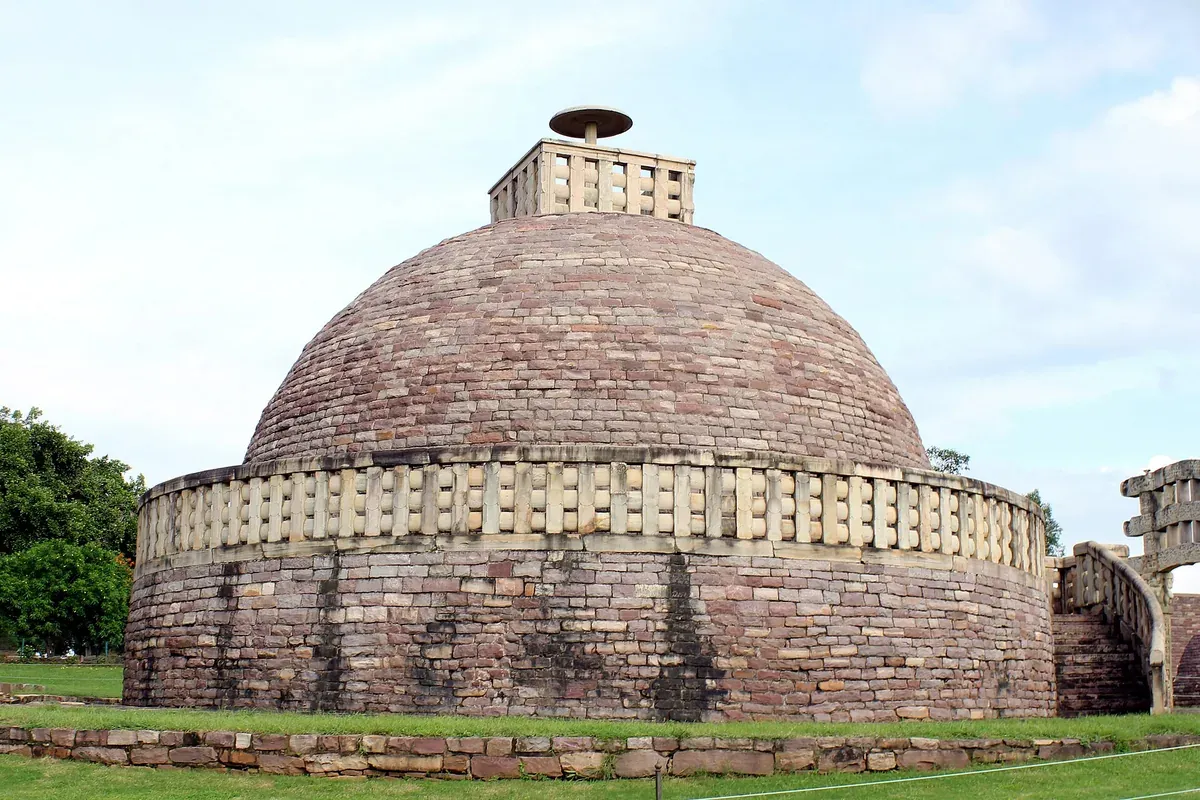 पहाड़ी पर साँची का महान स्तूप, गोल गुंबद और उसके चारों ओर पत्थर की रेलिंग