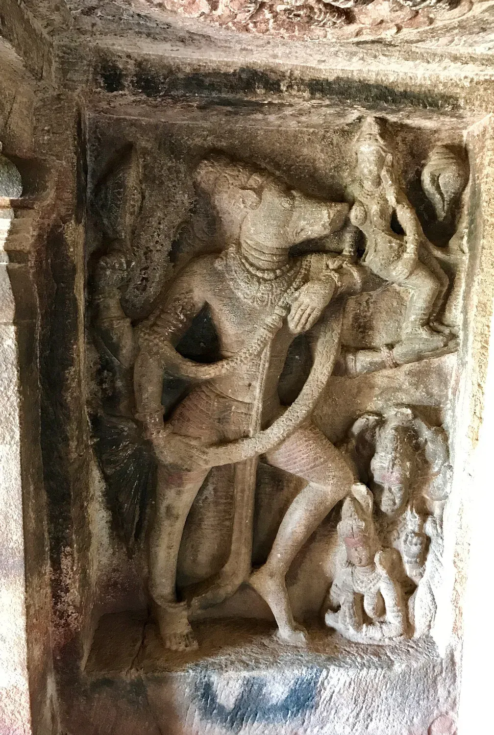 चट्टान में उकेरी विशाल मूर्ति: वराह रूप में विष्णु, बाँह पर पृथ्वी देवी को उठाए