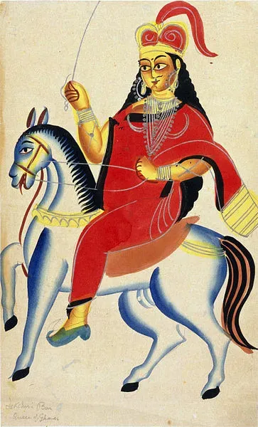 नीले-सफ़ेद घोड़े पर सवार रानी: लाल कपड़े, सिर पर कलगी वाला मुकुट, गले में मोतियों की मालाएँ; एक हाथ में ऊपर उठी तलवार, दूसरे में लगाम।