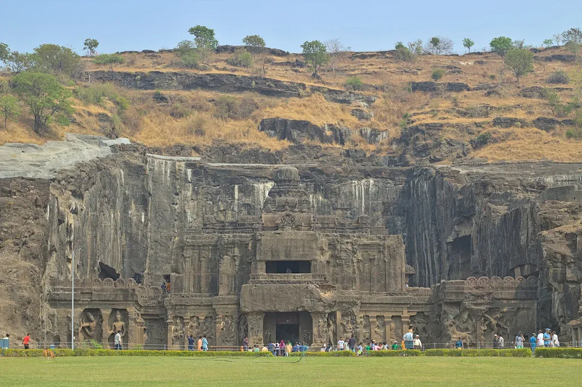चट्टान से काटकर बना विशाल मंदिर, आँगन के बीच ऊँचा शिखर
